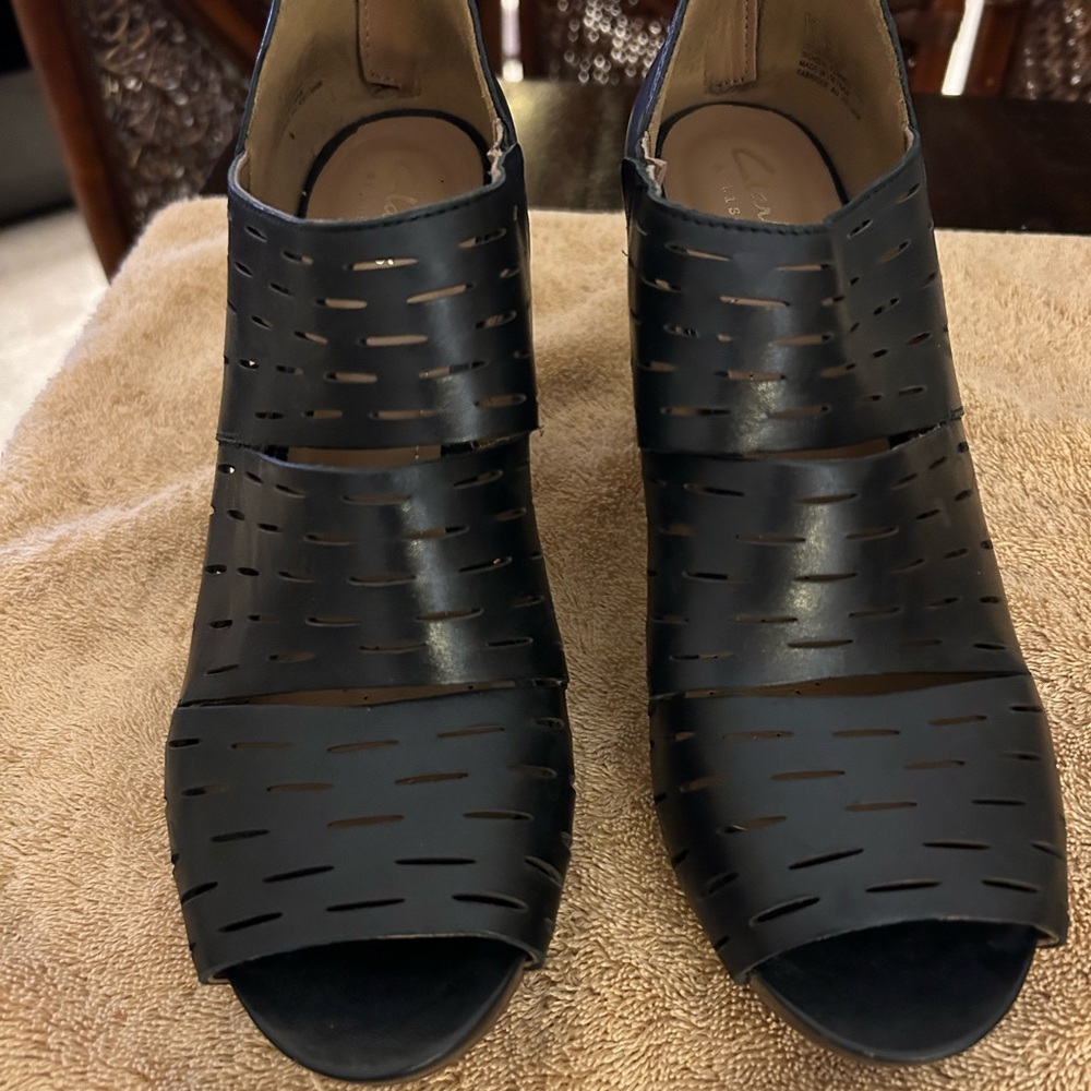Black Artisan Clark leather sandals 8 1/2 medium sandals